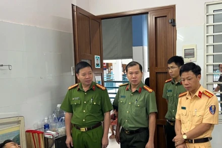 Đoàn công tác thăm hỏi Trung tá Nguyễn Hoàng Trung.