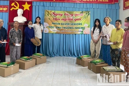 Tặng quà cho người già có hoàn cảnh khó khăn.