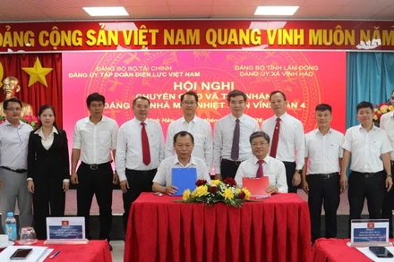 Đại diện Ban Tổ chức, Đảng ủy EVN và Ban Xây dựng Đảng, Đảng ủy xã Vĩnh Hảo ký biên bản bàn giao, tiếp nhận Đảng bộ Nhà máy Nhiệt điện Vĩnh Tân 4.