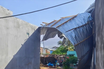 Mái nhà bị gió mạnh thổi bay.