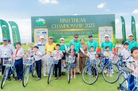 Trao quà từ thiện.