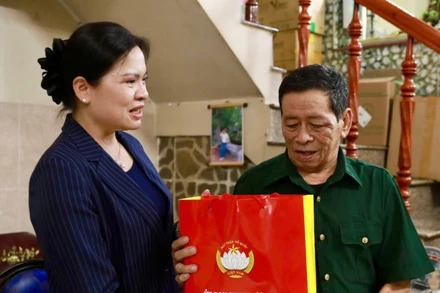 Bà Hà Thị Nga, Phó Chủ tịch Ủy ban Trung ương Mặt trận Tổ quốc Việt Nam thăm, tặng quà Mẹ Việt Nam Anh hùng và người có công với cách mạng tại tỉnh Lâm Đồng.