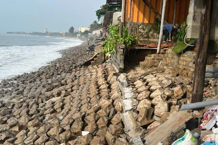 Nhiều quán có công trình lấn chiếm bờ kè buộc phải tháo dỡ.