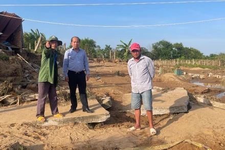 Sở Xây dựng khảo sát con đường bê tông của khu phố Kim Bình bị hư hỏng, chia cắt các hộ dân.