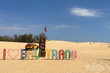 Khu du lịch Bàu Trắng thu hút khách.