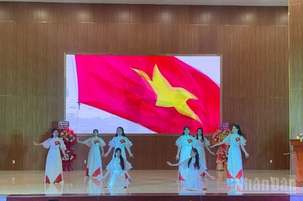 Các đơn vị biểu diễn tiết mục văn nghệ.