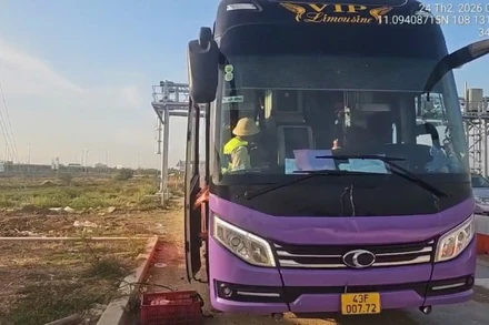 Xe khách vi phạm chở quá 3 người so với quy định.