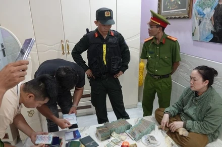 Công an thu giữ tiền mặt, giấy tờ đất đai.
