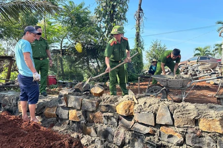 Chiến sĩ Công an hỗ trợ ngày công xây dựng nhà.