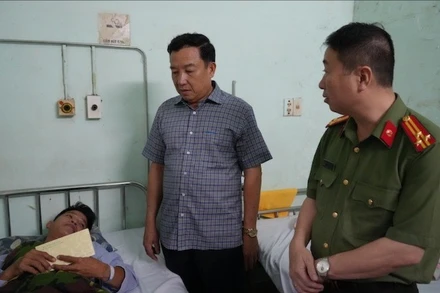 Lãnh đạo Công an tỉnh thăm hỏi đồng chí bị thương.
