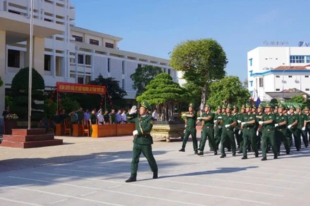 Các đơn vị ra quân huấn luyện.