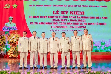 Đại tá Nguyễn Ngọc Anh (Ngoài cùng bên phải) tại Lễ kỷ niệm 80 năm Ngày truyền thống Công an nhân dân.