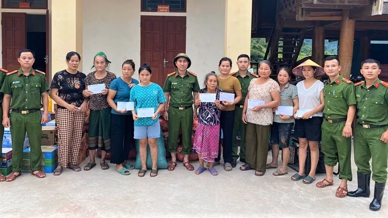 cong-an-xa-huoi-tu-da-phat-huy-tinh-than-tuong-than-tuong-ai-vi-nhan-dan-phuc-vu-khong-chi-dam-nhiem-tot-nhiem-vu-tai-dia-ban-ma-con-phat-dong-quyen-gop-ung-ho-ngay-luong-van-dong-nguoi-dan-cung-chung-tay-huong-ve-xa-my-ly-3077.jpg