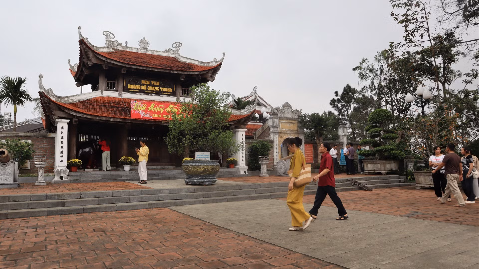 Đền có quy mô lớn, khuôn viên rộng, kiến trúc đẹp; có tòa hạ điện, trung điện, thượng điện, tả vu, hữu vu, cổng tam quan, các đồ lễ tế khí… được phục chế theo văn hóa thời nhà Nguyễn.