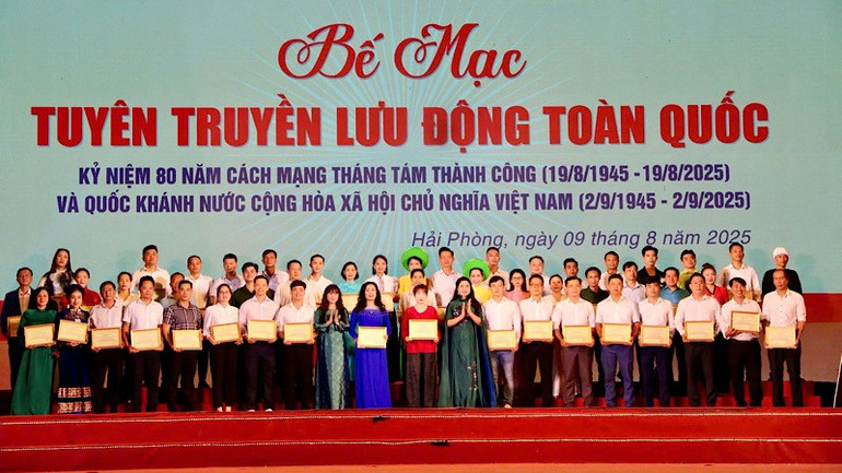 Khen thưởng các tập thể, cá nhân và tiết mục xuất sắc tại Hội thi. img-2025-08-10-090031.jpg
