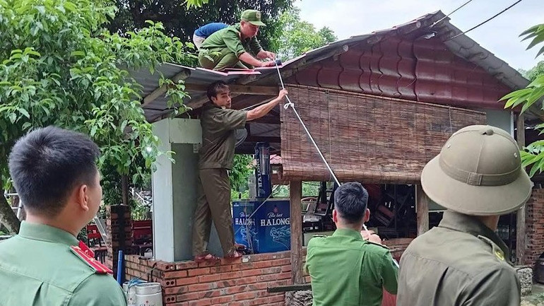 Giúp nhân dân chằng chống nhà cửa trước bão số 3. img-2025-07-21-224005.jpg
