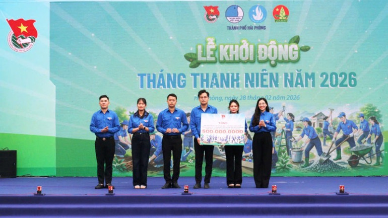 Ban Thường vụ Thành đoàn Hải Phòng trao 500 triệu đồng hỗ trợ, động viên thanh thiếu nhi và người dân có hoàn cảnh khó khăn trên địa bàn các phường: Hồng An, Lưu Kiếm, Bạch Đằng, Thủy Nguyên và xã Việt Khê (Hải Phòng). gen-h-tang-qua-thang-tn-8752.jpg