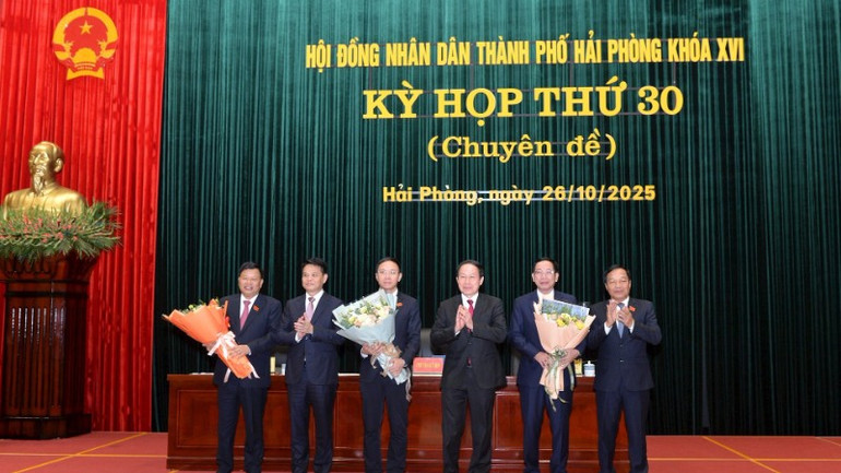 Các đồng chí lãnh đạo thành phố Hải Phòng chúc mừng các đồng chí được Hội đồng nhân dân thành phố Hải Phòng bầu giữ chức danh Phó Chủ tịch Hội đồng nhân dân thành phố và Phó Chủ tịch Ủy ban nhân dân thành phố (nhiệm kỳ 2021-2026) tại Kỳ họp. hop-hoi-dong-1-6734.jpg