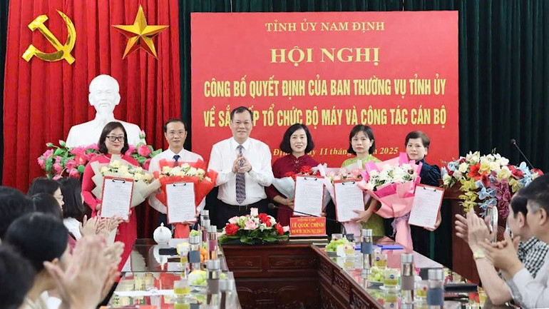 Thường trực Tỉnh ủy Nam Định trao các quyết định về công tác cán bộ cho bộ máy lãnh đạo Báo Nam Định (mới), sau khi sáp nhập Báo Nam Định và Đài Phát thanh-Truyền hình Nam Định. nhap-bao-dai.jpg