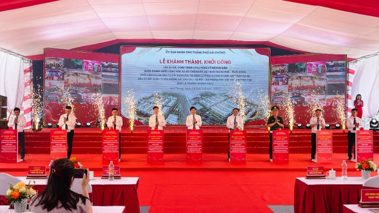 Các đại biểu thực hiện nghi thức khởi công Dự án xây dựng khu Tái định cư dự án đường sắt Lào Cai-Hà Nội-Hải Phòng, khu vực quận Dương Kinh (nay là phường Dương Kinh, Hải Phòng). img-6599-7924.jpg