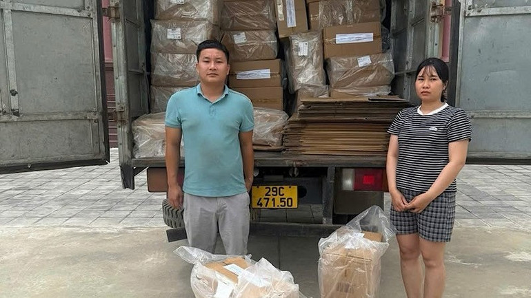 Đối tượng Trần Văn Trường, Trần Thị Lan bị bắt quả tang đang thực hiện hành vi có dấu hiệu buôn bán hàng giả. img-2025-06-25-213034.jpg