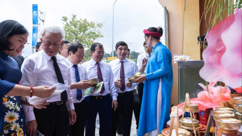 Đại biểu tham quan gian trưng bày sản phẩm OCOP. tuan-van-hoa-xuc-tien-2-2497.jpg