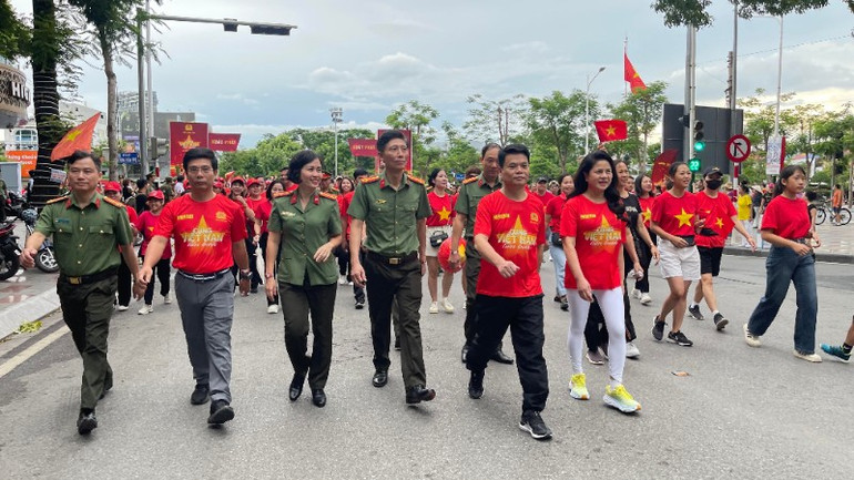 Đồng chí Lê Ngọc Châu, Chủ tịch Ủy ban nhân dân thành phố Hải Phòng, cùng đông đảo cán bộ lãnh đạo các sở, ban, ngành tham gia sự kiện. unnamed-2-798.jpg