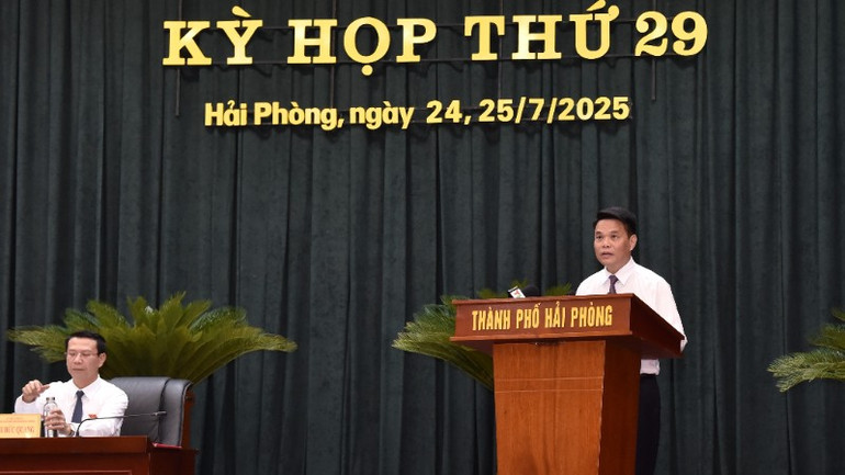 Chủ tịch Ủy ban nhân dân thành phố Hải Phòng Lê Ngọc Châu báo cáo tình hình kinh tế-xã hội của thành phố tại kỳ họp. (Ảnh: XUÂN TRƯỜNG) chau-ct-1505.jpg