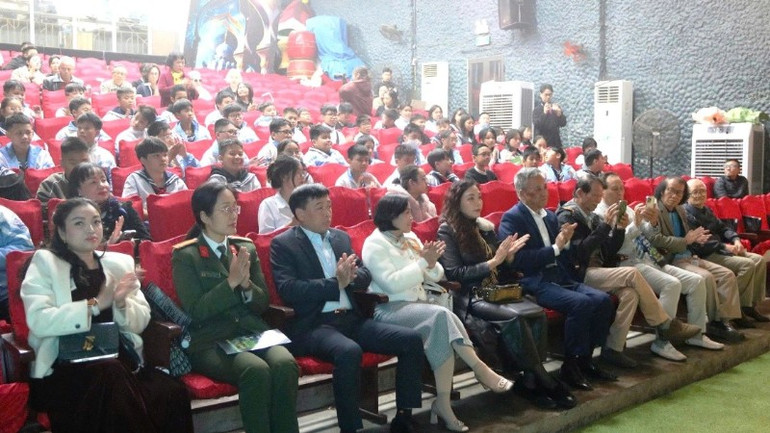 ទស្សនិកជនគ្រប់វ័យបានទស្សនាការសំដែងរឿង “សុបិនកង្កែបបៃតង” ដោយមហោស្រពប្រពៃណី Hai Phong ក្នុងមហោស្រពមហោស្រពពិសោធន៍អន្តរជាតិលើកទី ៦ ឆ្នាំ ២០២៥។ gen-h-khan-gia-ech-xanh-1522.jpg