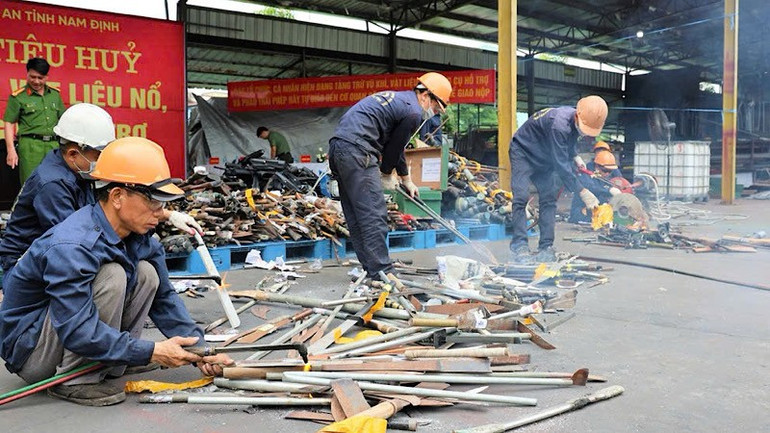 Đơn vị tiêu hủy sử dụng máy cưa, máy cắt sắt để cắt các loại vũ khí, công cụ hỗ trợ. img-2025-06-17-161743.jpg