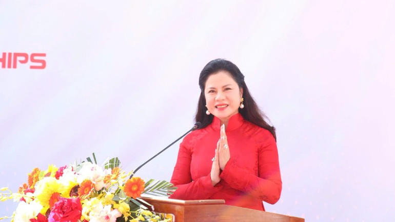 Turnuvanın açılış konuşmasını Hai Phong şehri Kültür, Spor ve Turizm Dairesi Müdürü Tran Thi Hoang Mai yaptı. gen-h-dua-thuyen-3-2003.jpg