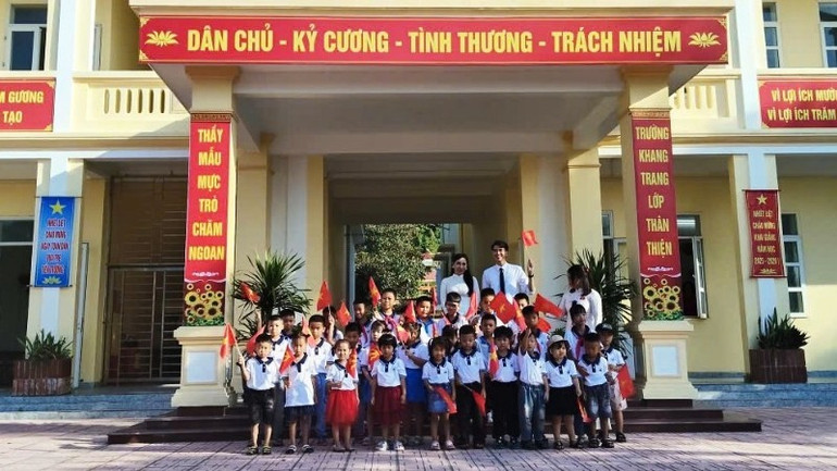 Thầy và trò Trường tiểu học Bạch Long Vĩ (đặc khu Bạch Long Vĩ, Hải Phòng) trong ngày khai giảng năm học 2025-2026. (Ảnh: CTV) blv-836-1.jpg