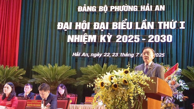 Đồng chí Trần Cẩm Tú, Ủy viên Bộ Chính trị, Thường trực Ban Bí thư phát biểu tại đại hội. (Ảnh: XUÂN TRƯỜNG) ha-2.jpg