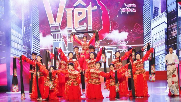 Học sinh thành phố Hải Phòng (đang theo học tiếng Nhật tại một số trường học của thành phố) tham gia biểu diễn, tạo ấn tượng sâu sắc trong chương trình. dai-su4-4249-7230-795.jpg
