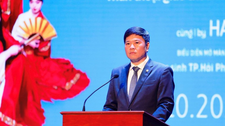 Phó Chủ tịch Ủy ban nhân dân thành phố Hải Phòng Hoàng Minh Cường phát biểu khai mạc chương trình. dai-su21-6472-3235.jpg