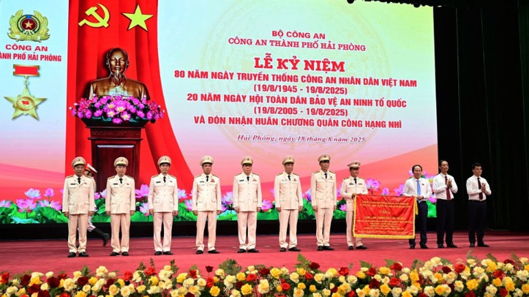 Lãnh đạo thành phố Hải Phòng trao Bức trướng cho lực lượng Công an thành phố. img-6546-650.jpg
