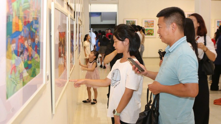 Ngay trong ngày khai mạc, triển lãm tranh thiếu nhi toàn quốc năm 2025 tại Trung tâm Văn hóa, Điện ảnh và Triển lãm thành phố Hải Phòng thu hút đông đảo công chúng. gen-h-z7080144451308-763791881b6936addaafe1fbd28fbad6-6648.jpg