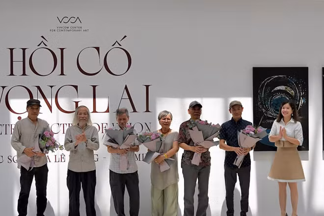 Các tác giả và đại diện tác giả cùng một số cố vấn triển lãm nhận hoa chúc mừng từ đại diện nhà tổ chức.