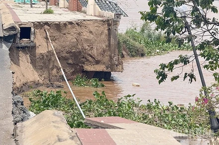 Vị trí sạt lở trưa 12/8 có hiện tượng lan rộng.