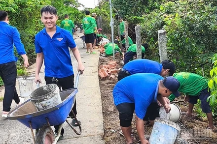 Đoàn viên, thanh niên xã Tân Khánh Trung dặm vá tuyến đường.