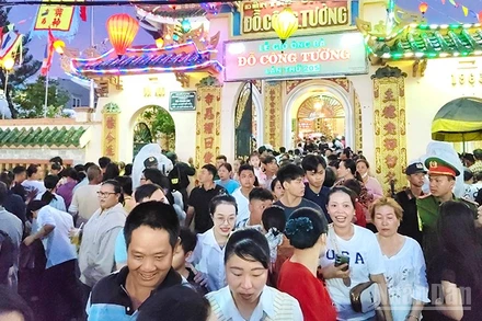 Những ngày lễ hội, trước Đền thờ Ông, bà Đỗ Công Tường luôn đông người.