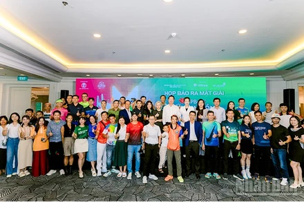 Đại biểu, khách mời, các vận động viên tại buổi công bố giải “VPBank Đất Sen Hồng Music Marathon 2025”.