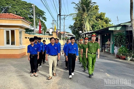 Xã Thường Lạc tham gia đi bộ hưởng ứng chương trình đi bộ “Cùng Việt Nam tiến bước” do Báo Nhân Dân phối hợp Bộ Công an tổ chức.