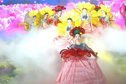 Tiết mục tại chương trình thực cảnh “Trăm năm hương sắc làng hoa”.