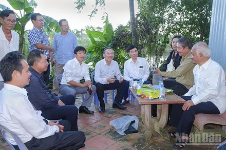 Lãnh đạo, hội viên Hội Khoa học Lịch sử tỉnh Đồng Tháp và các nhà nghiên cứu khảo sát thực địa tại di tích thành cổ Bảo Tiền ở huyện Lai Vung. (Ảnh: HỮU NGHỊ)