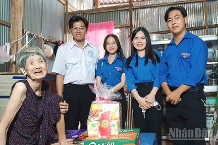 Sinh viên Hà Quang Triệu (áo trắng) cùng các đoàn viên thăm, tặng quà gia đình có hoàn cảnh khó khăn tại phường Cao Lãnh (tỉnh Đồng Tháp).