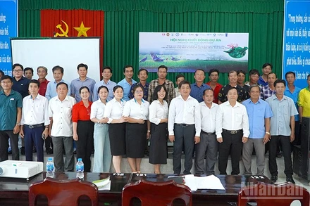 Đại biểu và hộ dân chụp hình lưu niệm tại lễ khởi động Dự án.