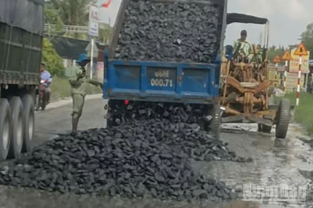 Một số đoạn của tuyến đường Tỉnh lộ 852B xuống cấp được khắc phục tạm thời.