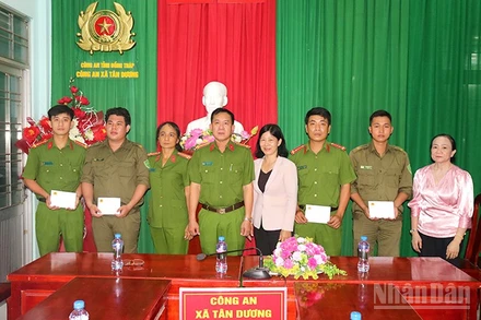 Thăm hỏi, khen thưởng các đồng chí không ngại nguy hiểm khi khống chế đối tượng.