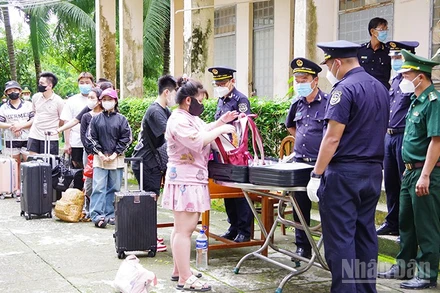 Lực lượng chức năng kiểm tra, sàng lọc khi tiếp nhận.